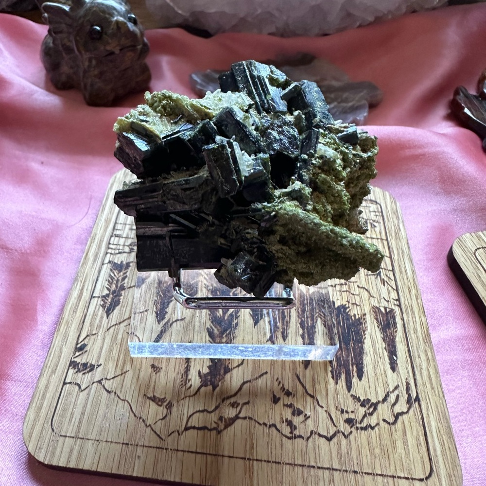 💚 Epidote Mineral Specimen